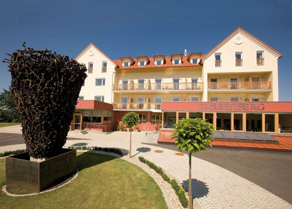 eb_hotel_front_02